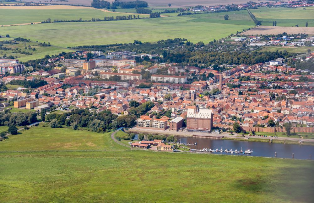 Luftaufnahme Tangermünde - Altstadtbereich und Innenstadtzentrum und Hafen in Tangermünde im Bundesland Sachsen-Anhalt, Deutschland