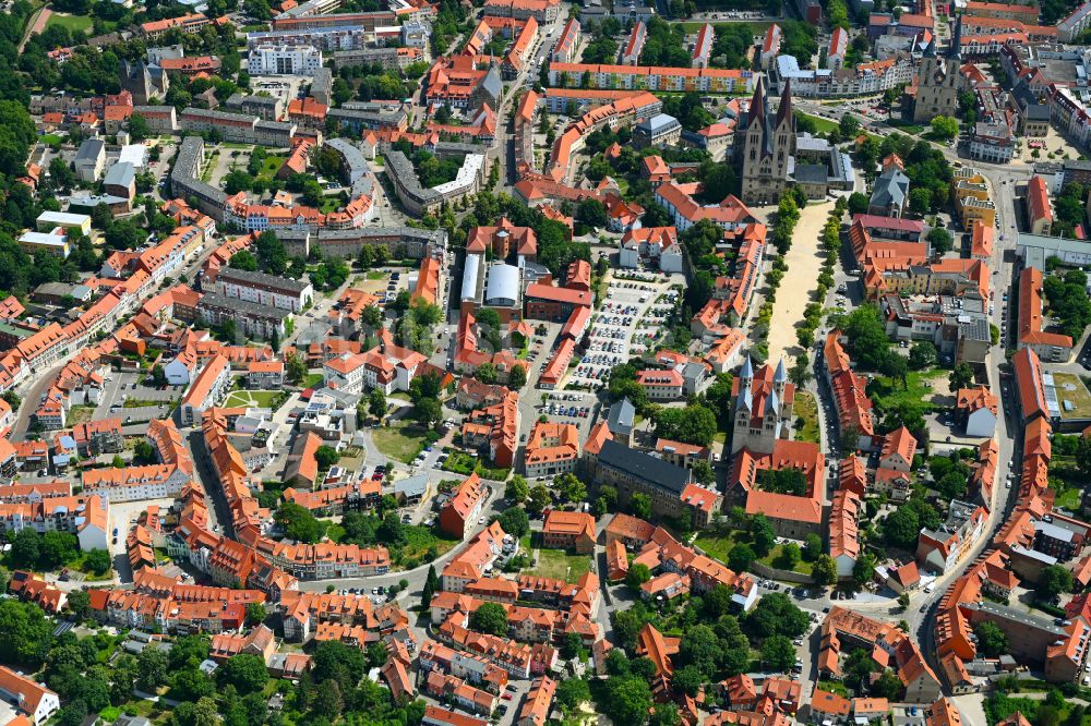 Halberstadt aus der Vogelperspektive: Altstadtbereich und Innenstadtzentrum in Halberstadt im Bundesland Sachsen-Anhalt, Deutschland