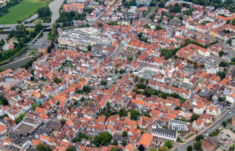 Hameln von oben - Altstadtbereich und Innenstadtzentrum in Hameln im Bundesland Niedersachsen, Deutschland