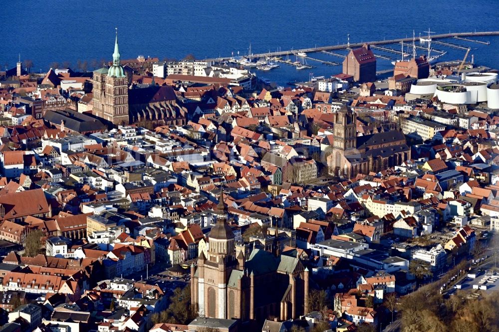 Luftaufnahme Hansestadt Stralsund - Altstadtbereich und Innenstadtzentrum in Hansestadt Stralsund im Bundesland Mecklenburg-Vorpommern, Deutschland