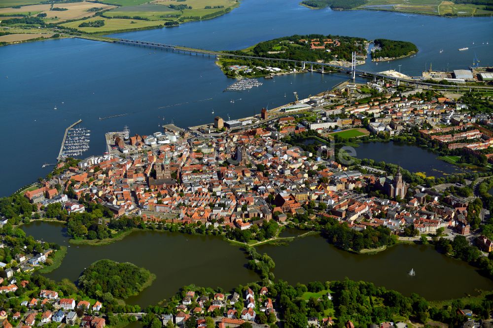 Stralsund von oben - Altstadtbereich und Innenstadtzentrum in Hansestadt Stralsund im Bundesland Mecklenburg-Vorpommern, Deutschland