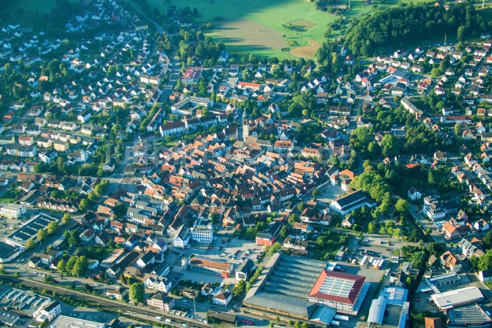 Luftaufnahme Haslach im Kinzigtal - Altstadtbereich und Innenstadtzentrum in Haslach im Kinzigtal im Bundesland Baden-Württemberg, Deutschland