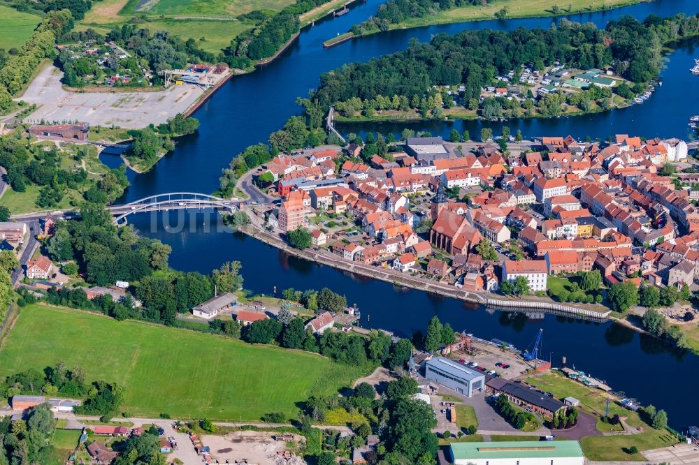 Havelberg aus der Vogelperspektive: Altstadtbereich und Innenstadtzentrum in Havelberg umgeben vom Fluss Havel im Bundesland Sachsen-Anhalt, Deutschland