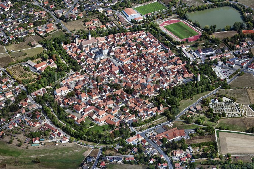 Iphofen von oben - Altstadtbereich und Innenstadtzentrum in Hellmitzheim im Bundesland Bayern, Deutschland