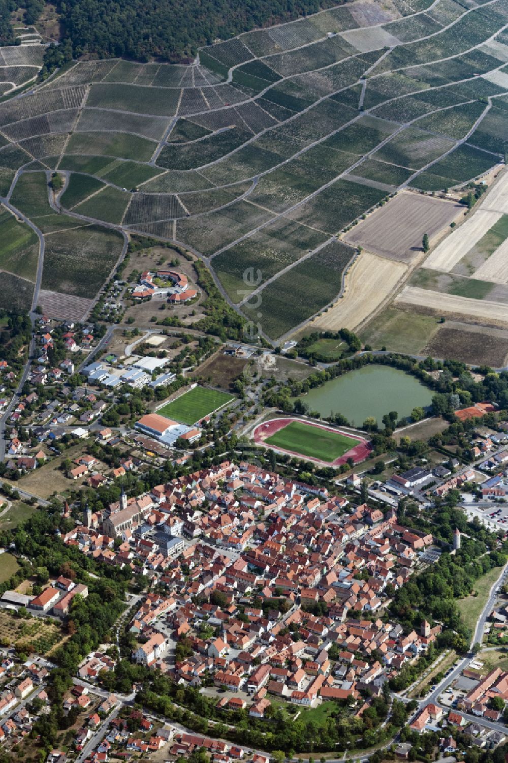 Iphofen von oben - Altstadtbereich und Innenstadtzentrum in Hellmitzheim im Bundesland Bayern, Deutschland