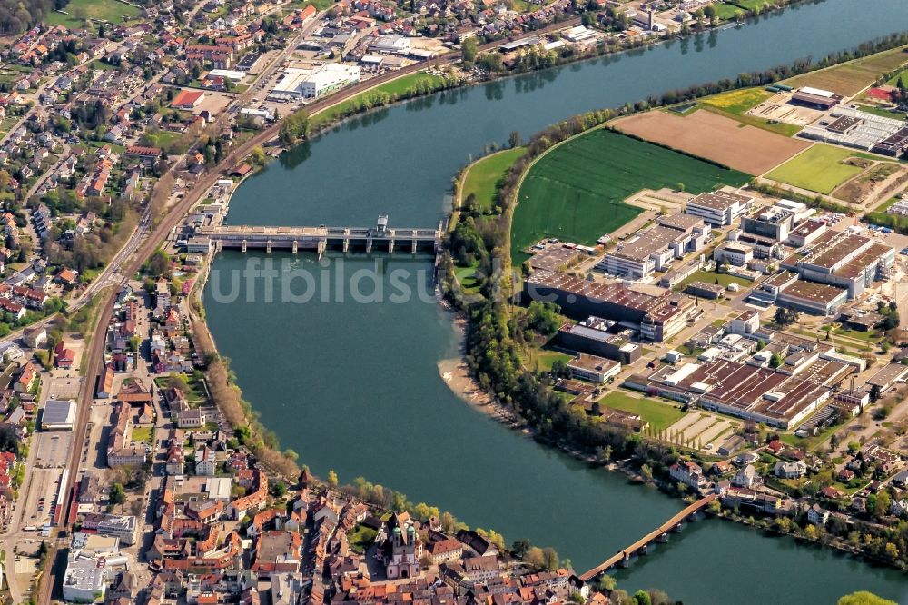 Bad Säckingen aus der Vogelperspektive: Altstadtbereich und Innenstadtzentrum am Hochrhein in Bad Säckingen im Bundesland Baden-Württemberg, Deutschland