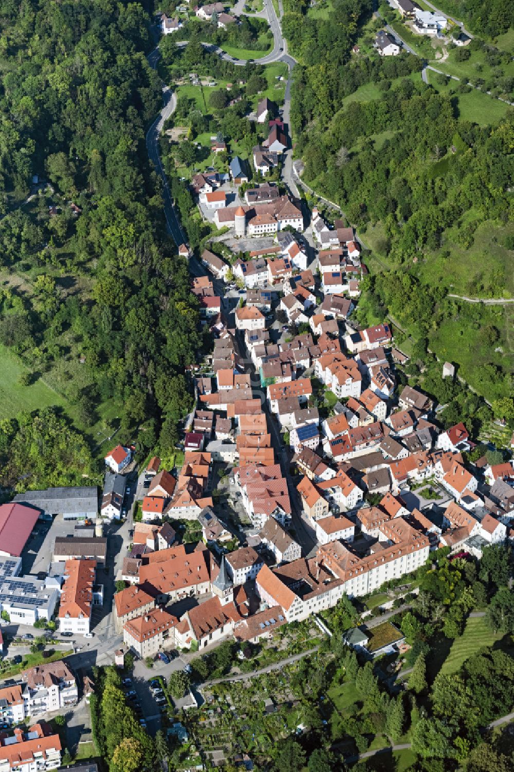 Ingelfingen aus der Vogelperspektive: Altstadtbereich und Innenstadtzentrum in Ingelfingen im Bundesland Baden-Württemberg, Deutschland