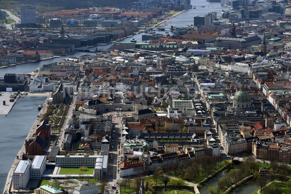 Kopenhagen aus der Vogelperspektive: Altstadtbereich und Innenstadtzentrum in Kopenhagen in Region Hovedstaden, Dänemark