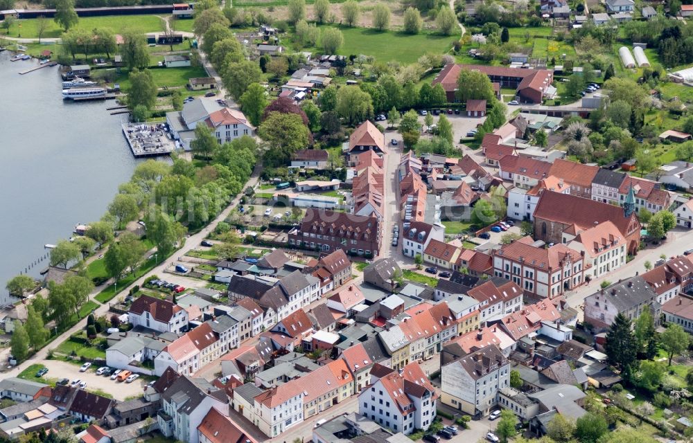 Krakow am See aus der Vogelperspektive: Altstadtbereich und Innenstadtzentrum in Krakow am See im Bundesland Mecklenburg-Vorpommern, Deutschland