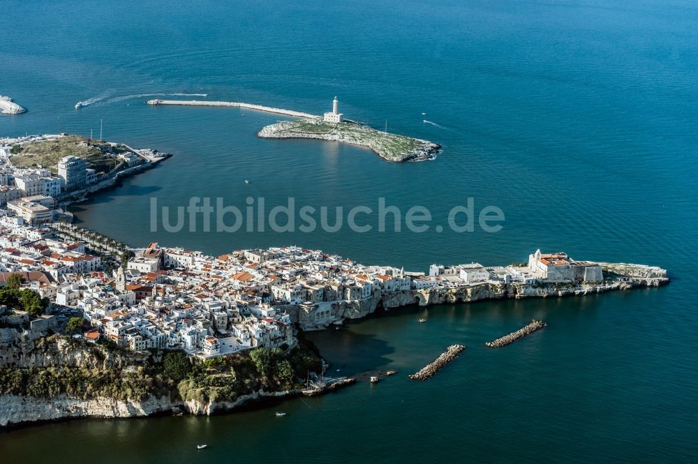 Luftaufnahme Vieste - Altstadtbereich und Innenstadtzentrum der Küstenstadt Vieste in Italien