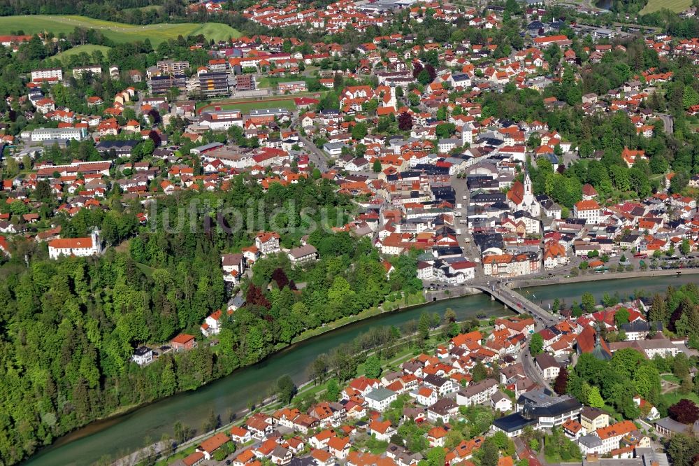 Luftaufnahme Bad Tölz - Altstadtbereich und Innenstadtzentrum des Kurortes Bad Tölz an der Isar im Bundesland Bayern