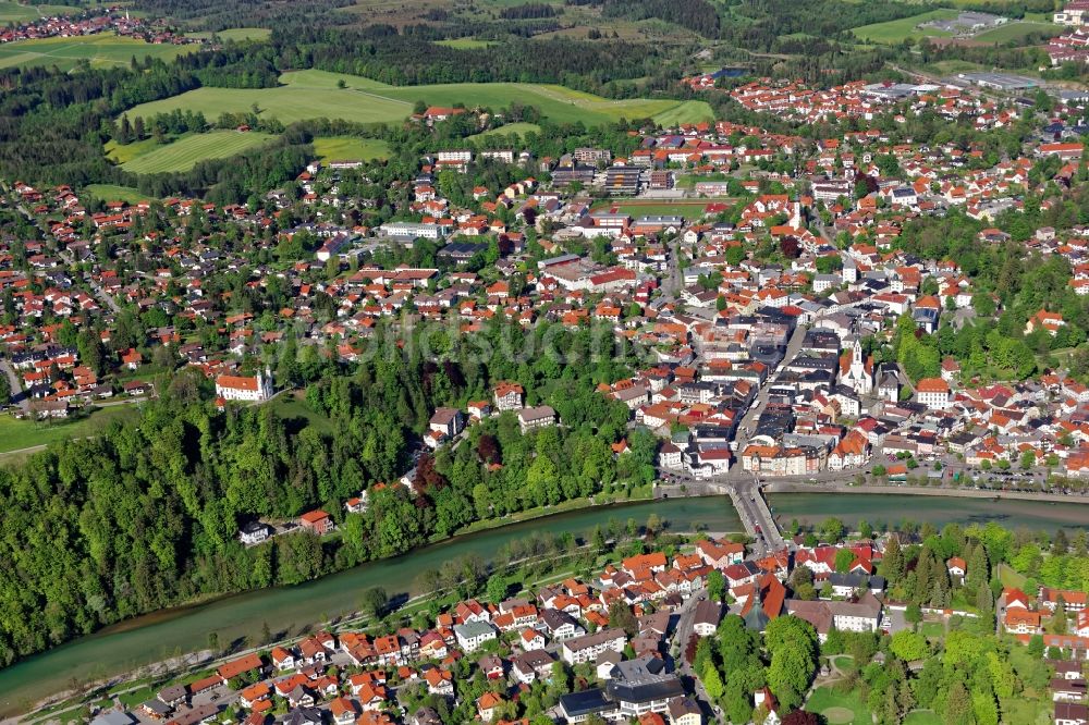 Bad Tölz aus der Vogelperspektive: Altstadtbereich und Innenstadtzentrum des Kurortes Bad Tölz an der Isar im Bundesland Bayern