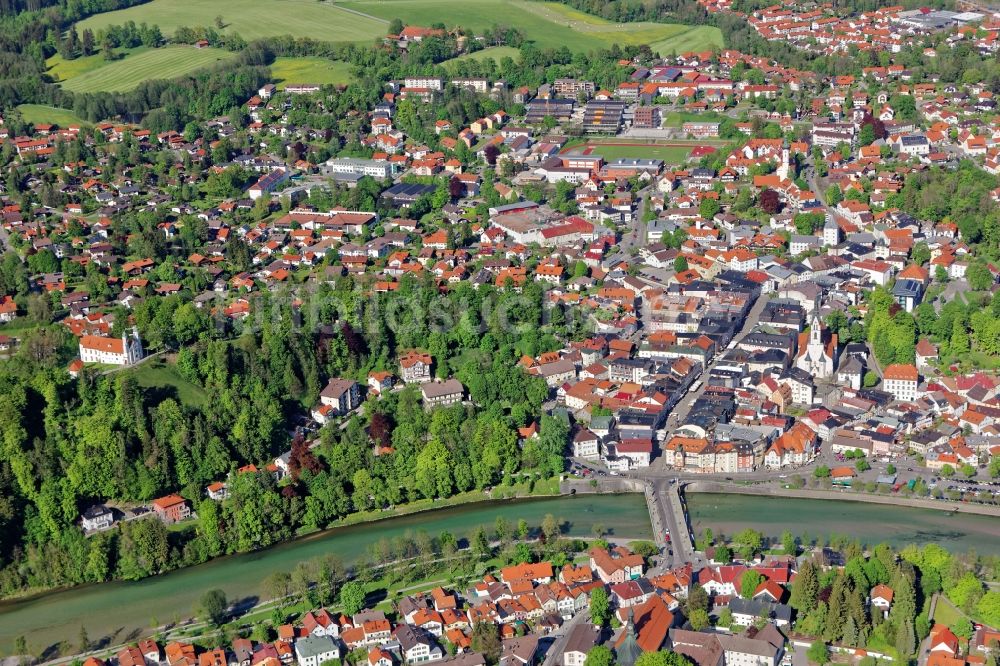 Luftbild Bad Tölz - Altstadtbereich und Innenstadtzentrum des Kurortes Bad Tölz an der Isar im Bundesland Bayern