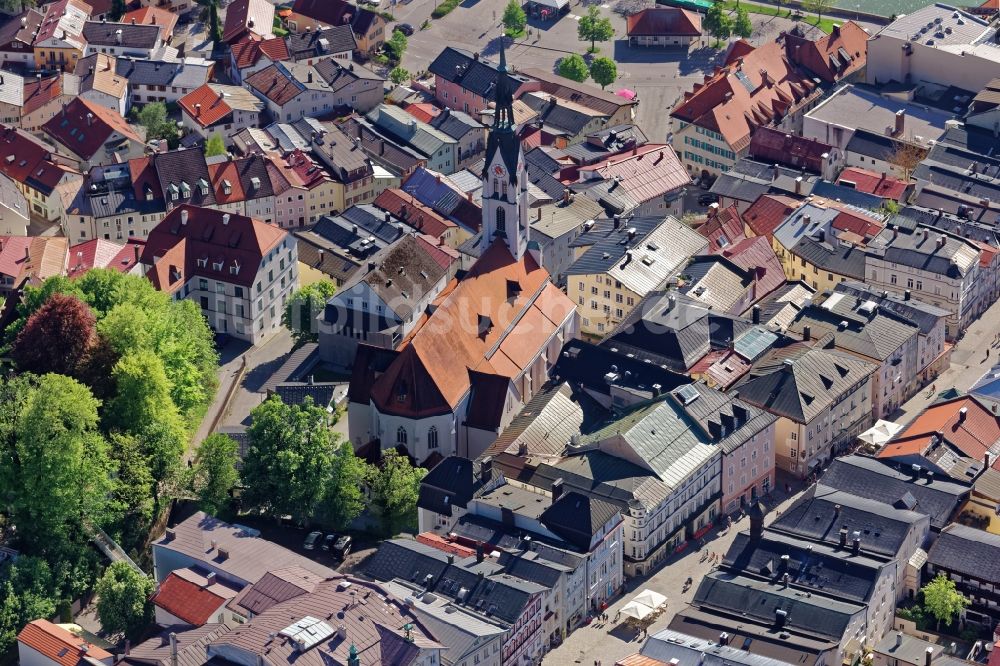 Luftaufnahme Bad Tölz - Altstadtbereich und Innenstadtzentrum des Kurortes Bad Tölz an der Isar im Bundesland Bayern