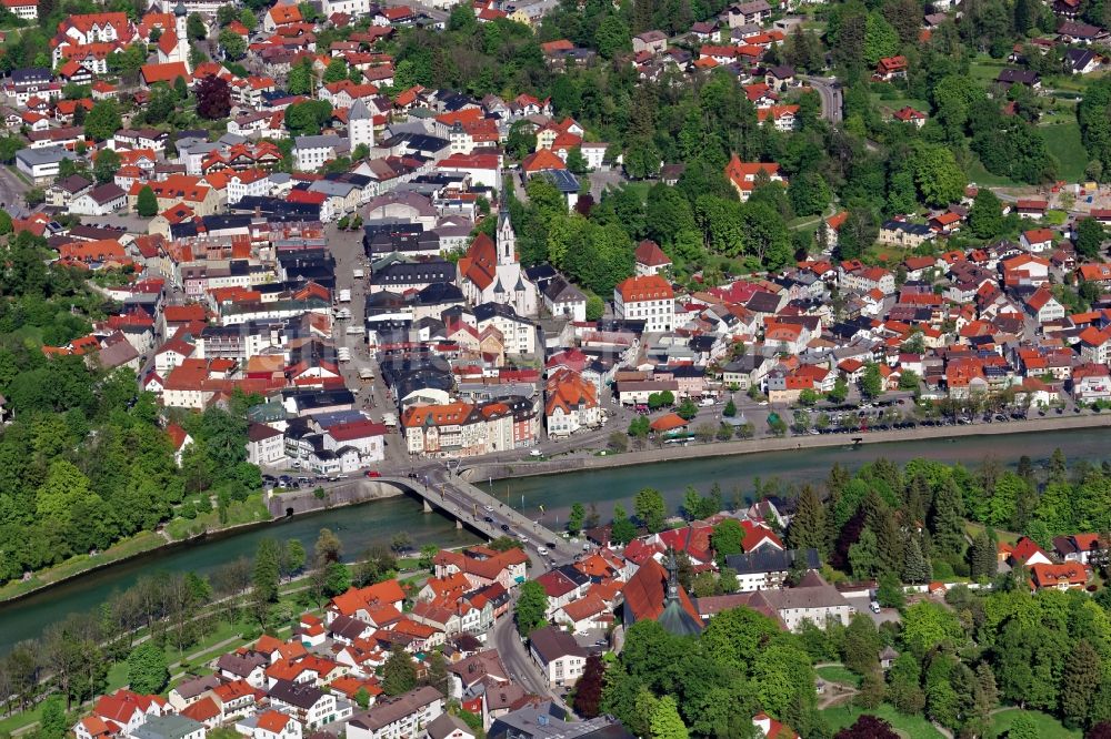 Bad Tölz von oben - Altstadtbereich und Innenstadtzentrum des Kurortes Bad Tölz an der Isar im Bundesland Bayern