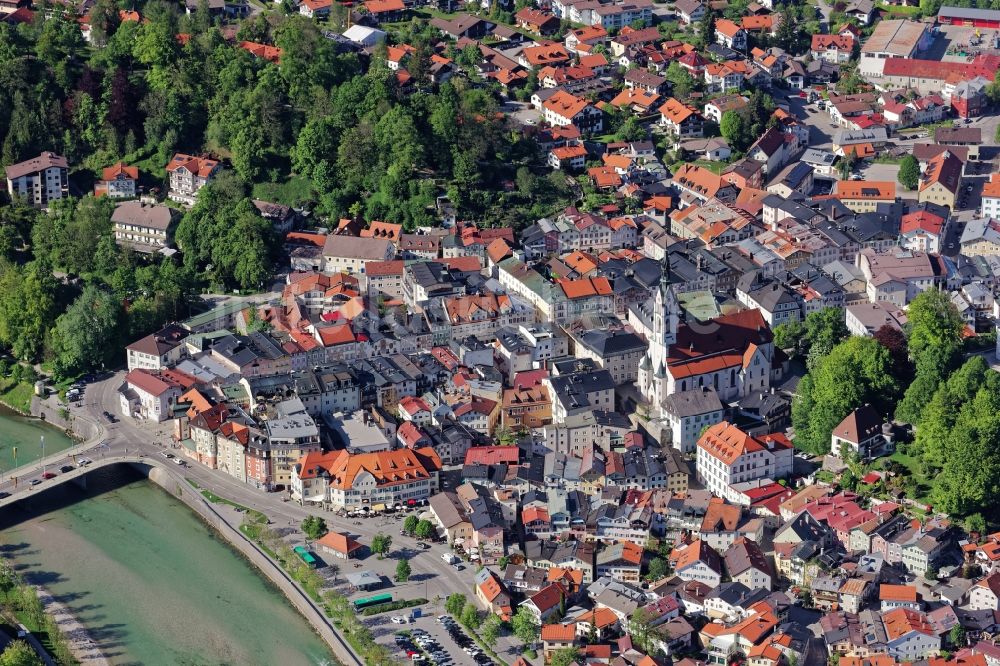 Bad Tölz von oben - Altstadtbereich und Innenstadtzentrum des Kurortes Bad Tölz an der Isar im Bundesland Bayern