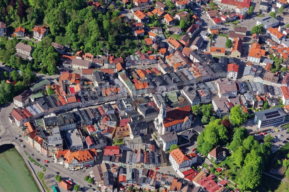 Luftaufnahme Bad Tölz - Altstadtbereich und Innenstadtzentrum des Kurortes Bad Tölz an der Isar im Bundesland Bayern