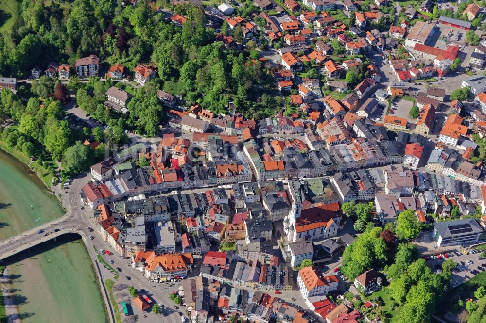 Bad Tölz von oben - Altstadtbereich und Innenstadtzentrum des Kurortes Bad Tölz an der Isar im Bundesland Bayern