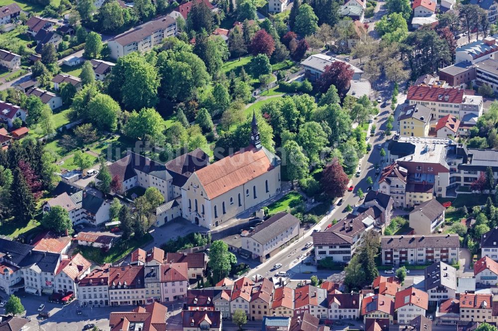 Bad Tölz aus der Vogelperspektive: Altstadtbereich und Innenstadtzentrum des Kurortes Bad Tölz an der Isar im Bundesland Bayern