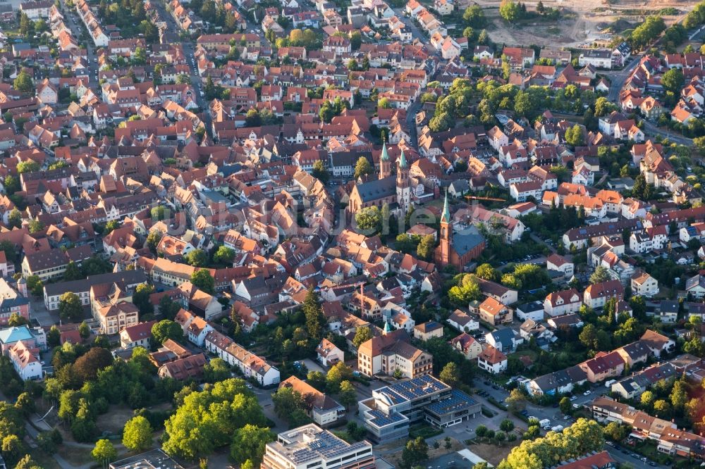 Luftaufnahme Ladenburg - Altstadtbereich und Innenstadtzentrum in Ladenburg im Bundesland Baden-Württemberg, Deutschland