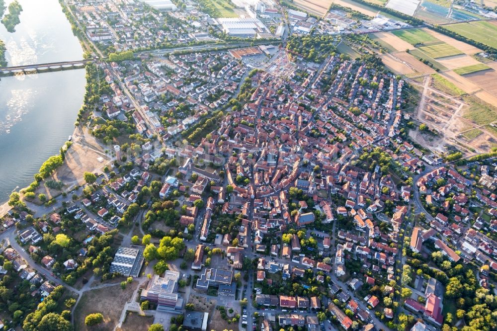 Ladenburg aus der Vogelperspektive: Altstadtbereich und Innenstadtzentrum in Ladenburg im Bundesland Baden-Württemberg, Deutschland