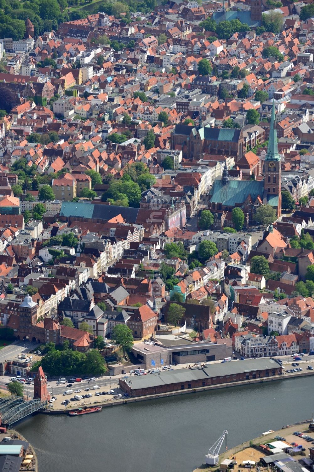 Lübeck aus der Vogelperspektive: Altstadtbereich und Innenstadtzentrum in Lübeck im Bundesland Schleswig-Holstein