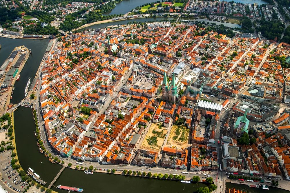 Lübeck von oben - Altstadtbereich und Innenstadtzentrum in Lübeck im Bundesland Schleswig-Holstein