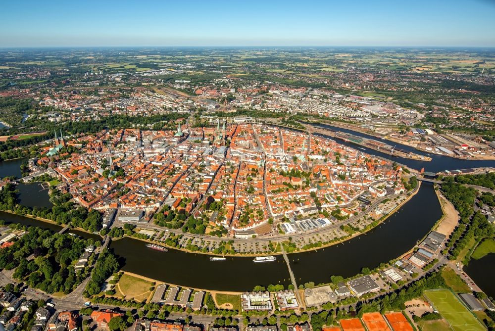 Lübeck aus der Vogelperspektive: Altstadtbereich und Innenstadtzentrum in Lübeck im Bundesland Schleswig-Holstein