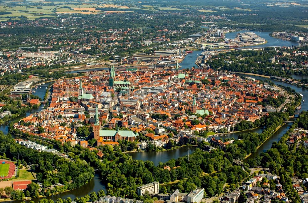 Lübeck aus der Vogelperspektive: Altstadtbereich und Innenstadtzentrum in Lübeck im Bundesland Schleswig-Holstein