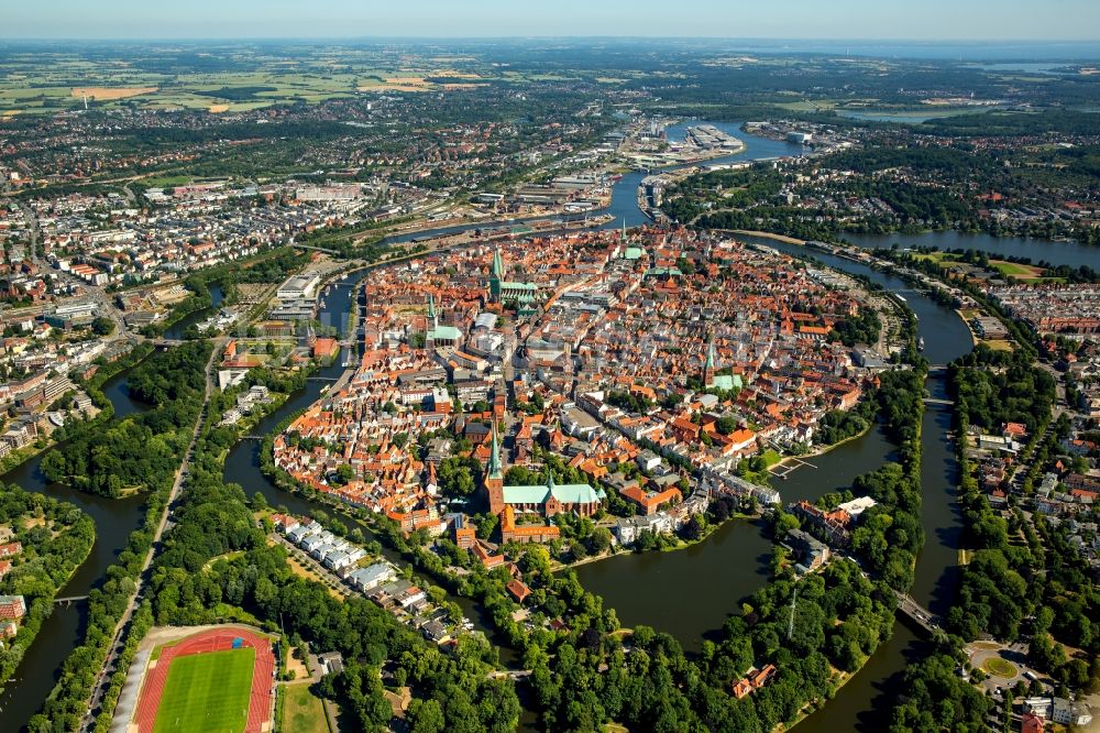 Lübeck von oben - Altstadtbereich und Innenstadtzentrum in Lübeck im Bundesland Schleswig-Holstein