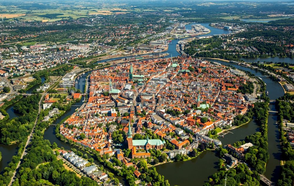 Lübeck aus der Vogelperspektive: Altstadtbereich und Innenstadtzentrum in Lübeck im Bundesland Schleswig-Holstein