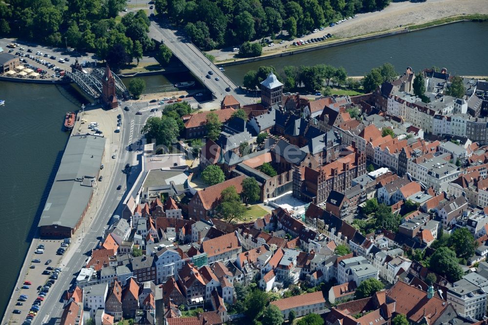 Lübeck aus der Vogelperspektive: Altstadtbereich und Innenstadtzentrum in Lübeck im Bundesland Schleswig-Holstein