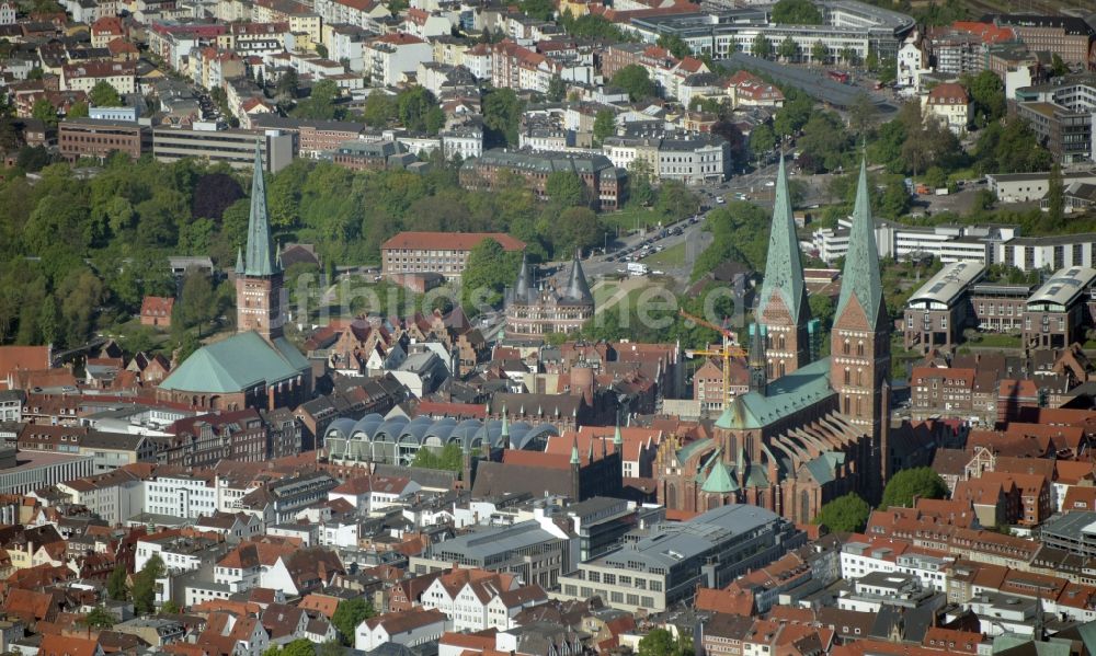 Lübeck aus der Vogelperspektive: Altstadtbereich und Innenstadtzentrum in Lübeck im Bundesland Schleswig-Holstein, Deutschland