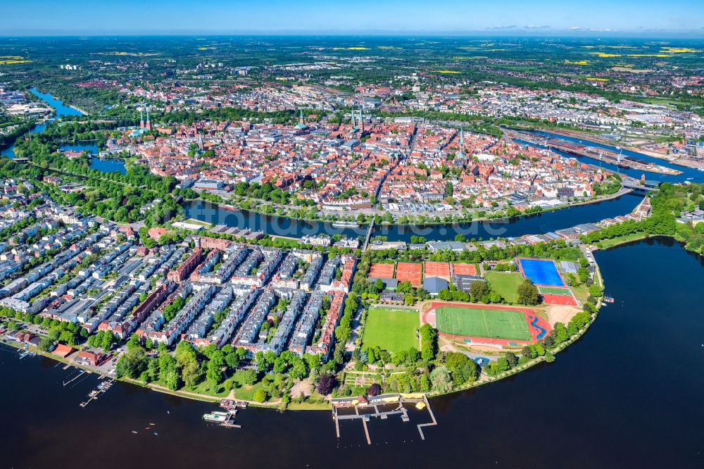 Lübeck aus der Vogelperspektive: Altstadtbereich und Innenstadtzentrum in Lübeck im Bundesland Schleswig-Holstein, Deutschland