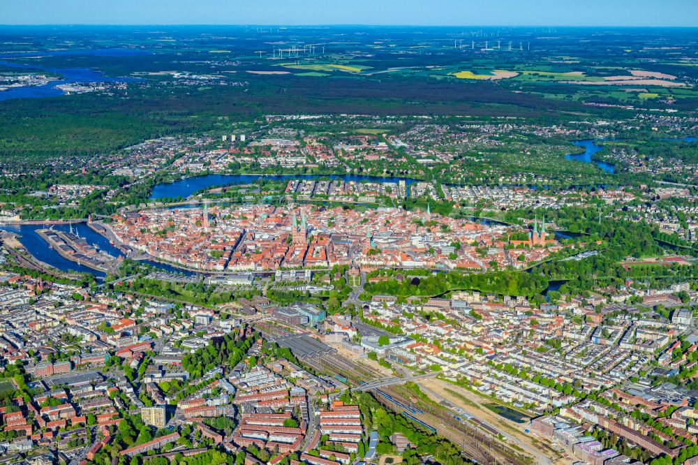 Lübeck aus der Vogelperspektive: Altstadtbereich und Innenstadtzentrum in Lübeck im Bundesland Schleswig-Holstein, Deutschland