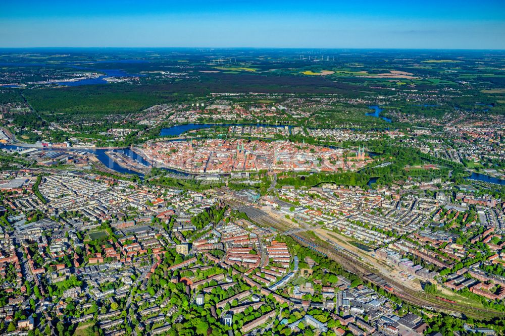 Luftaufnahme Lübeck - Altstadtbereich und Innenstadtzentrum in Lübeck im Bundesland Schleswig-Holstein, Deutschland