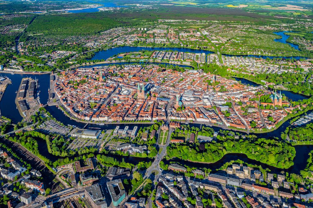 Lübeck aus der Vogelperspektive: Altstadtbereich und Innenstadtzentrum in Lübeck im Bundesland Schleswig-Holstein, Deutschland