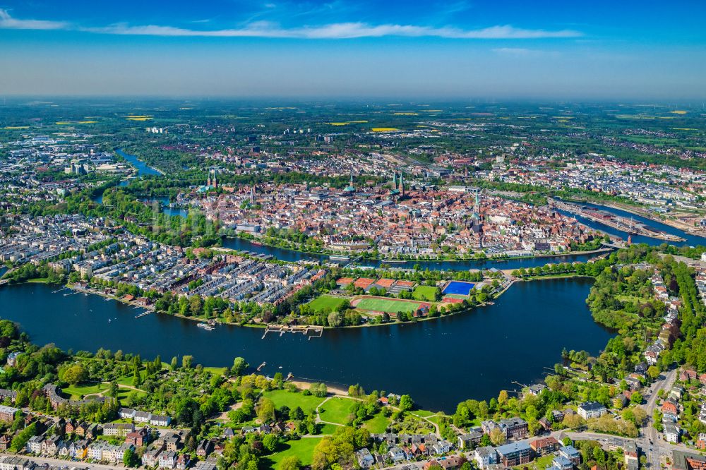 Luftaufnahme Lübeck - Altstadtbereich und Innenstadtzentrum in Lübeck im Bundesland Schleswig-Holstein, Deutschland