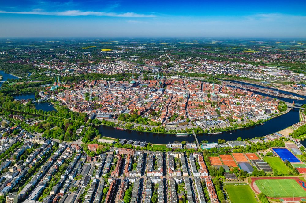 Lübeck aus der Vogelperspektive: Altstadtbereich und Innenstadtzentrum in Lübeck im Bundesland Schleswig-Holstein, Deutschland