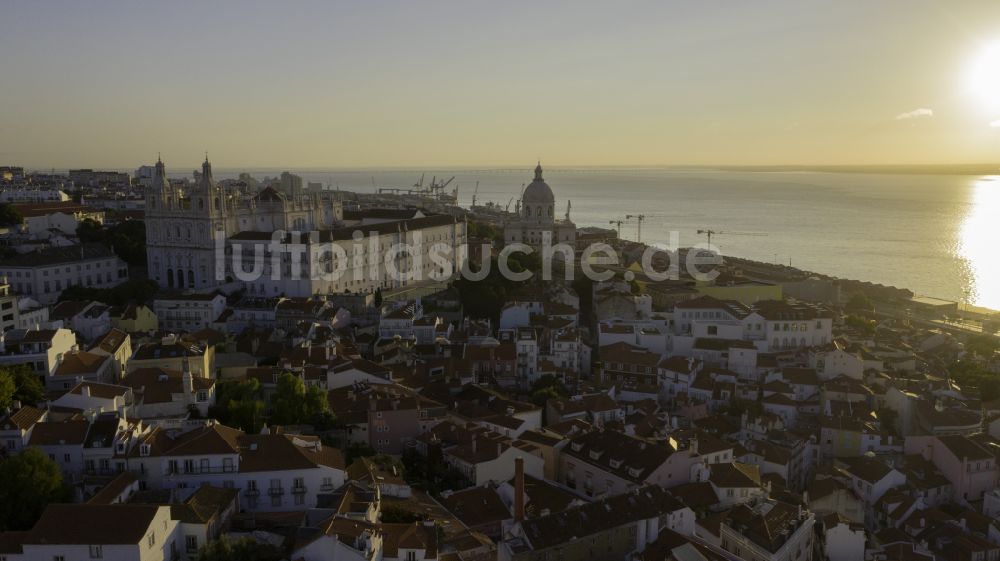 Lisboa aus der Vogelperspektive: Altstadtbereich und Innenstadtzentrum in Lisboa in Portugal