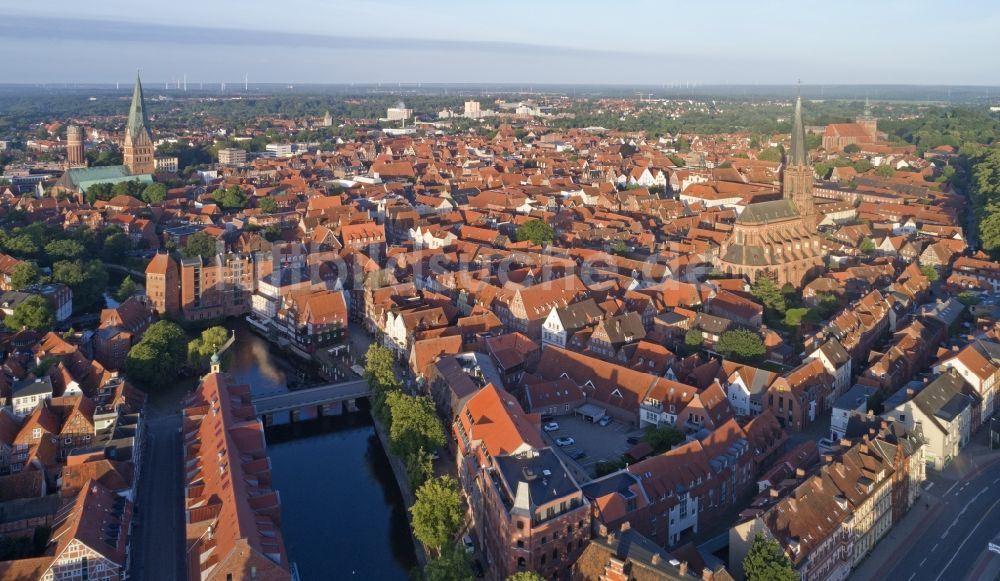 Lüneburg von oben - Altstadtbereich und Innenstadtzentrum in Lüneburg im Bundesland Niedersachsen