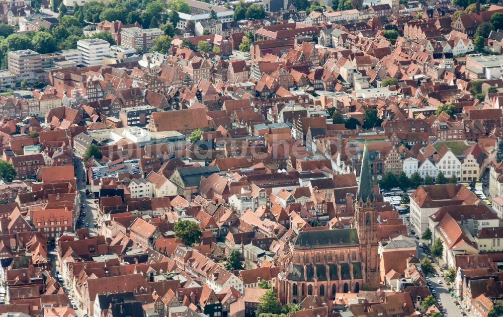 Lüneburg aus der Vogelperspektive: Altstadtbereich und Innenstadtzentrum von Lüneburg im Bundesland Niedersachsen, Deutschland