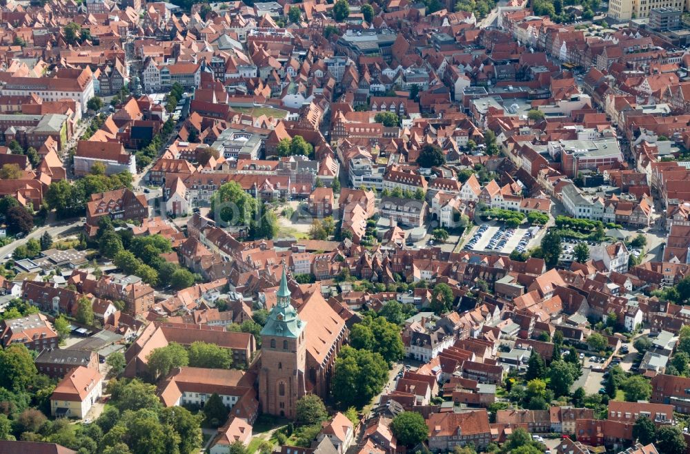 Lüneburg aus der Vogelperspektive: Altstadtbereich und Innenstadtzentrum von Lüneburg im Bundesland Niedersachsen, Deutschland