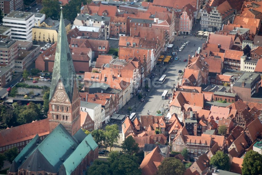 Lüneburg von oben - Altstadtbereich und Innenstadtzentrum von Lüneburg im Bundesland Niedersachsen, Deutschland