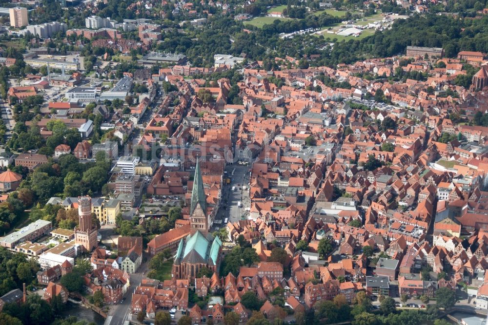 Lüneburg aus der Vogelperspektive: Altstadtbereich und Innenstadtzentrum von Lüneburg im Bundesland Niedersachsen, Deutschland