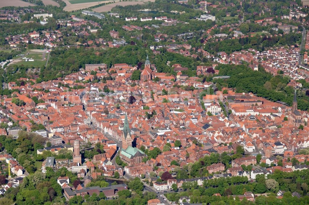 Lüneburg aus der Vogelperspektive: Altstadtbereich und Innenstadtzentrum von Lüneburg im Bundesland Niedersachsen, Deutschland