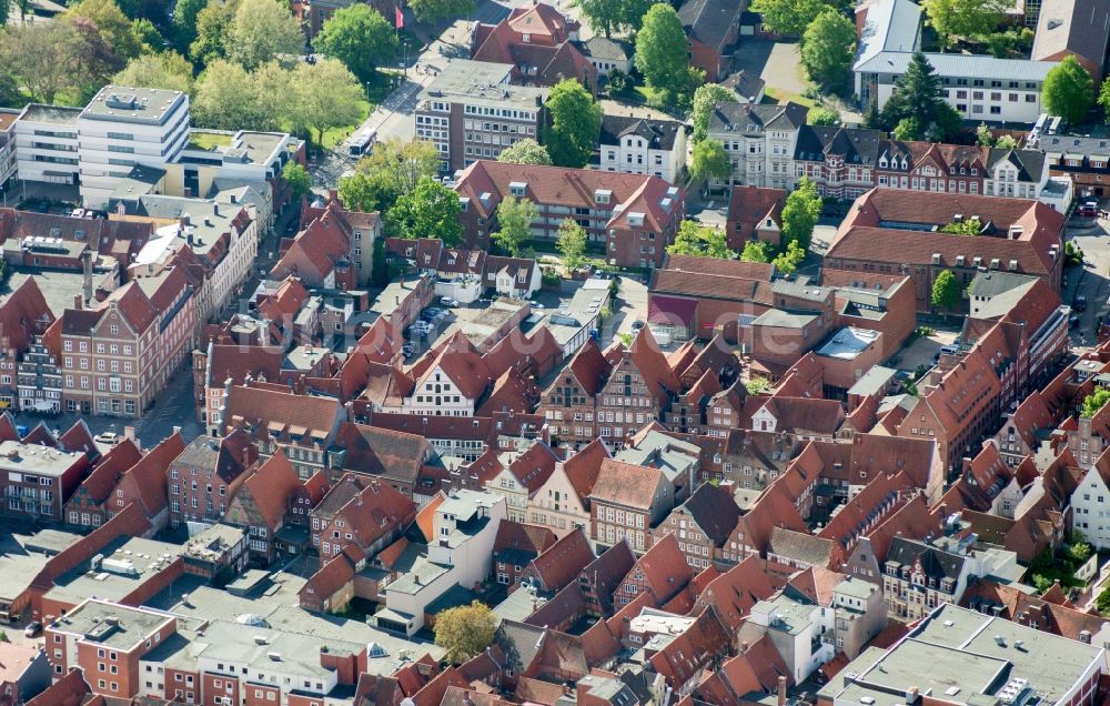 Luftaufnahme Lüneburg - Altstadtbereich und Innenstadtzentrum von Lüneburg im Bundesland Niedersachsen, Deutschland