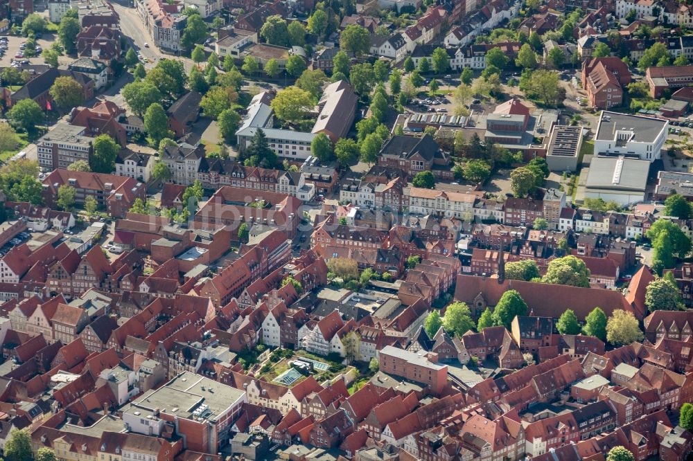 Lüneburg von oben - Altstadtbereich und Innenstadtzentrum von Lüneburg im Bundesland Niedersachsen, Deutschland