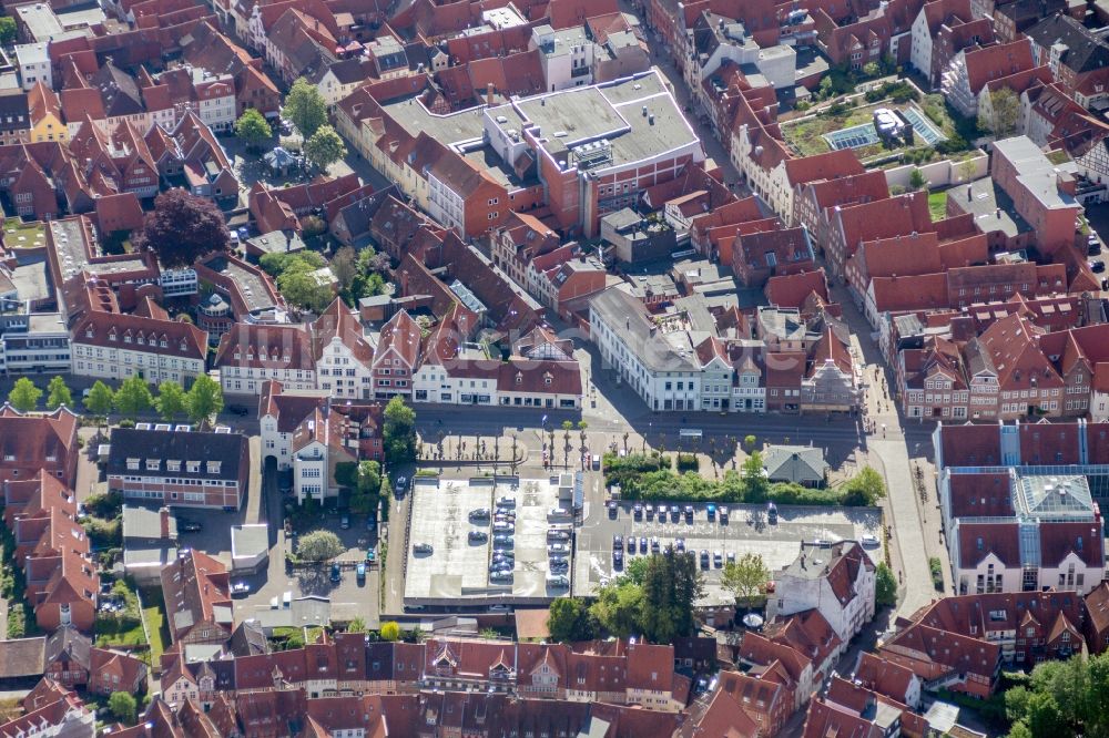 Lüneburg aus der Vogelperspektive: Altstadtbereich und Innenstadtzentrum von Lüneburg im Bundesland Niedersachsen, Deutschland