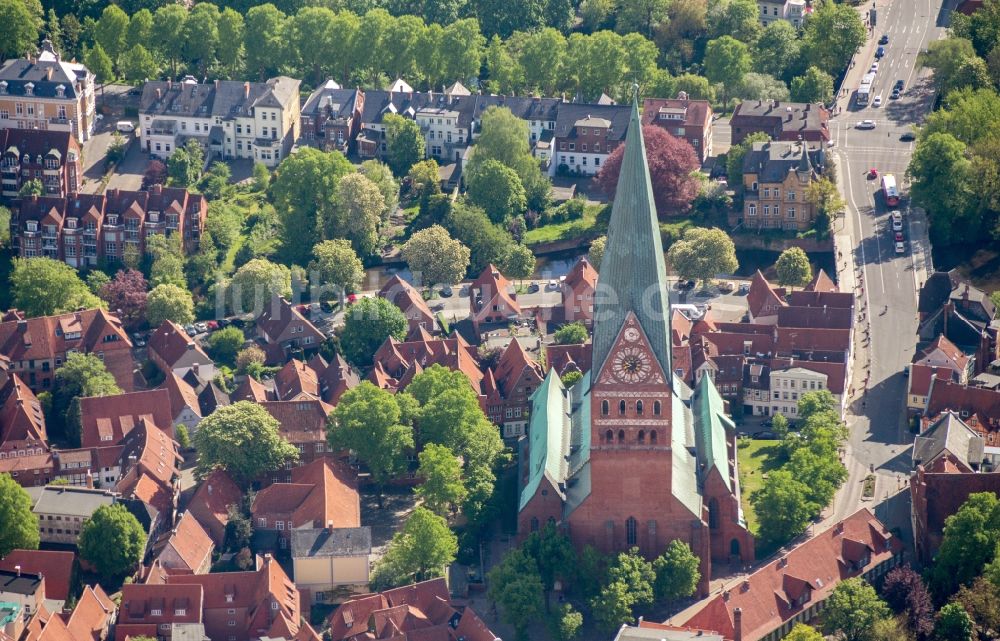 Lüneburg von oben - Altstadtbereich und Innenstadtzentrum von Lüneburg im Bundesland Niedersachsen, Deutschland